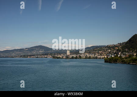 Ein Blick auf die Schweizer riviera und die Stadt Veytaux am Rande des Genfer Sees (Lac Léman) in Riviera-Pays-d'Enhaut, Waadt, Schweiz. Stockfoto