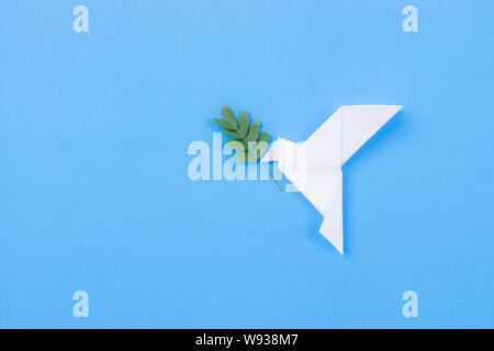 Weiße Taube aus Papier, Blatt Zweig erstellt. Internationaler Tag des Friedens. Stockfoto