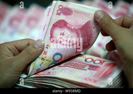 ---- Eine chinesische Angestellte zählt RMB (Renminbi) bei einer Filiale der industriellen und kommerziellen Bank of China (ICBC), Huaibei, East China Provinz Anhui, 9. Stockfoto