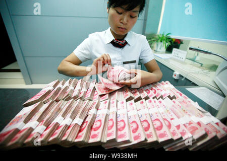 ---- Eine chinesische Angestellte zählt RMB (Renminbi) bei einer Filiale der industriellen und kommerziellen Bank of China (ICBC), Huaibei, East China Provinz Anhui, 9. Stockfoto