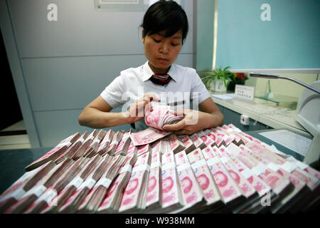 ---- Eine chinesische Angestellte zählt RMB (Renminbi) bei einer Filiale der industriellen und kommerziellen Bank of China (ICBC), Huaibei, East China Provinz Anhui, 9. Stockfoto