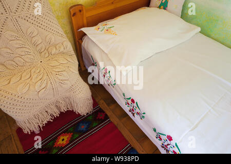 Alten Holzhaus Interieur. Teil einer traditionellen Haus aus Serbien, Details der Möbel. Stockfoto