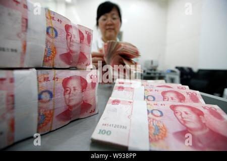 ---- Eine chinesische Angestellte zählt RMB (Renminbi) bei einer Filiale der industriellen und kommerziellen Bank of China (ICBC), Huaibei, East China Provinz Anhui, 31. Stockfoto