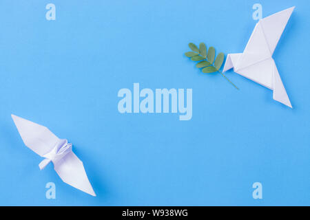 Weißen Vogel aus Papier, Blatt Zweig. Internationaler Tag des Friedens. Stockfoto