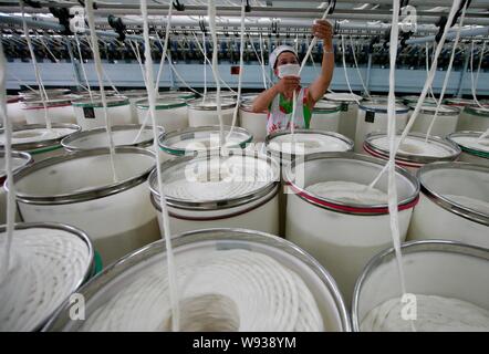 Ein weiblicher chinesischer Arbeiter übernimmt Produktion von Garn nach Südostasien in einer Textilfabrik in Stadt Huaibei, die exportiert werden sollen, East China Provinz Anhui, 15. Stockfoto