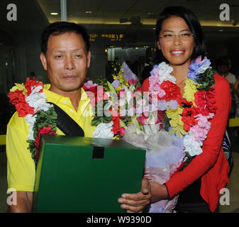 Taiwanesische tennis player Hsieh Su-Wei, rechts, ist mit ihrem Vater gesehen, wie Sie zurück in Taipei, Taiwan, 10. Juli 2013 nach dem Gewinn der Wimbledon angekommen Stockfoto