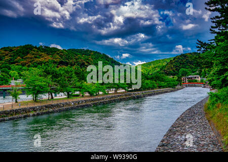 Brücke über den Fluss in Japan Stockfoto