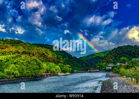 Brücke über den Fluss in Japan Stockfoto