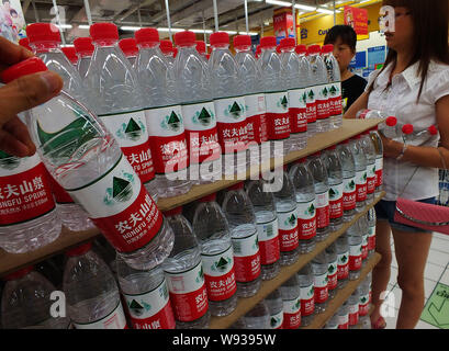 ------ Chinesische Kunden kaufen Flaschen Nongfu Quellwasser in einem Supermarkt in Kunshan, China Provinz Hubei, 6. Mai 2013. Nongfu Feder, Stockfoto