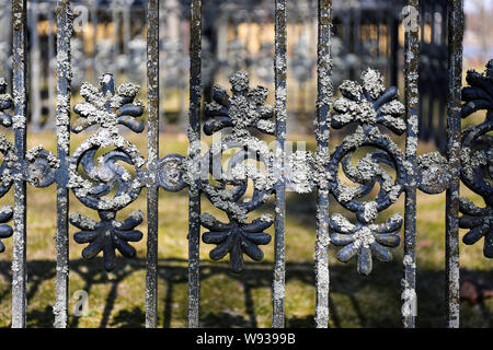 Flechten wachsen auf einem alten Grab Zaun in Hietakylä Friedhof in Hamina/Finnland Stockfoto