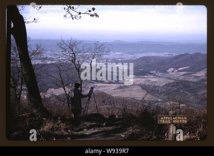 Eine Frau malt einen Blick auf das Shenandoah-Tal von der Skyline Drive, in der Nähe von Eingang zu den Appalachian Trail, Virginia Stockfoto