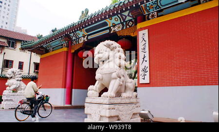 Ein Radfahrer fährt in den Campus der Shanghai Jiaotong Universität in Xuhui District, Shanghai, China, 20. Mai 2010. Stockfoto