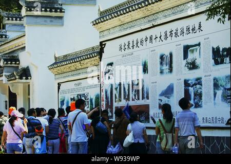 ---- Touristen sehen Sie sich Informationen am Eingang des Drei Schluchten Stamm scenic Spot in Kunshan, China Provinz Hubei, 26. Juli 2013. Stockfoto