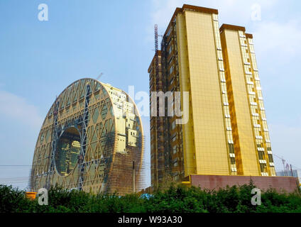 Die Münze-förmige Guangzhou Yuan Tower, buchstäblich Guangzhou runder Turm, ist im Bau am Ufer des Pearl River in Guangzhou City, South C Stockfoto