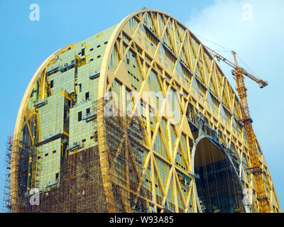 Die Münze-förmige Guangzhou Yuan Tower, buchstäblich Guangzhou runder Turm, ist im Bau am Ufer des Pearl River in Guangzhou City, South C Stockfoto