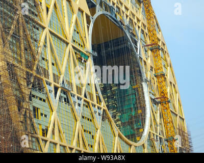 Die Münze-förmige Guangzhou Yuan Tower, buchstäblich Guangzhou runder Turm, ist im Bau am Ufer des Pearl River in Guangzhou City, South C Stockfoto