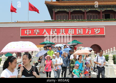 ---- Touristen besuchen Sie den Platz des Himmlischen Friedens in Peking, China, 12. Juli 2012. Eine neue Generation von chinesischen Touristen tankt robustes Wachstum für den Zählimpuls Stockfoto