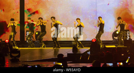 Mitglieder der Koreanischen pop Boy Group Unendliche führen Sie bei ihrem Konzert in Taipei, Taiwan, 13. Oktober 2013. Stockfoto