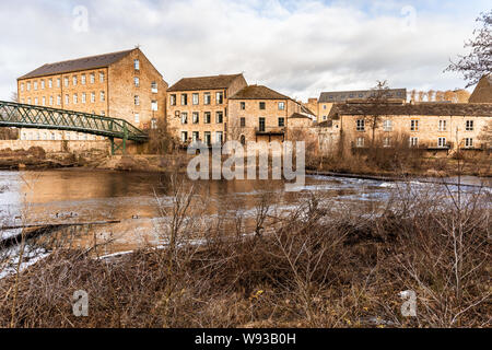 Blick auf die Fußgängerbrücke über den Fluss und die Häuser auf weit Bank in Barnard Castle eine Stadt Teesdale, County Durham, England Stockfoto