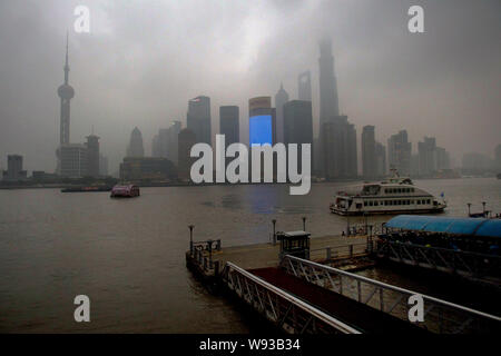 Die Skyline der Lujiazui Finanzviertel in Pudong ist vom Bund in schweren Smog in Shanghai, China, 3. November 2013 gesehen. Die PM2,5-Dichte Stockfoto