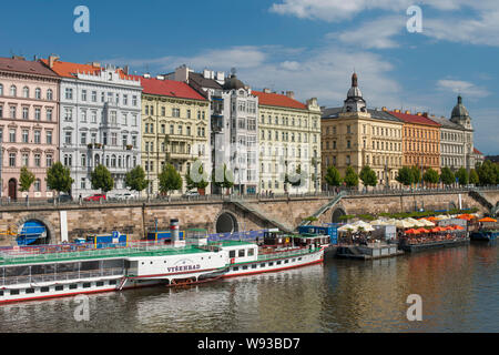 Gebäude auf dem rašínovo Nábřeží (rašín Damm) in Prag, Tschechische Republik. Stockfoto