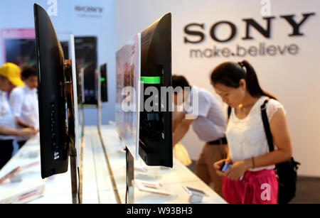 ---- Leute besuchen Sie den Stand von Sony während der 2013 Tianyi (E-Surfen) Hörer Fair und mobiles Internet Forum in Guangzhou, Süd China Guangdong Stockfoto