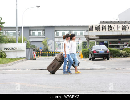 Chinesische Wanderarbeiter Spaziergang, vorbei an der Anlage von Pegatron-Unihan in Pudong, Shanghai, China, 25. Juli 2013. Einen neuen Bericht aus einer chinesischen Arbeiter - Rechte Stockfoto