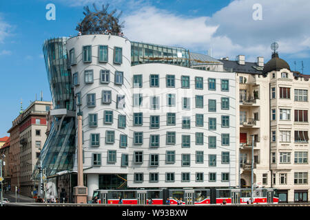 Das Tanzende Haus (Tschechisch: Tančící dům), der Spitzname, den Nationale-Nederlanden Gebäude auf der Rašínovo nábřeží (rašín Damm) in Prag, Stockfoto