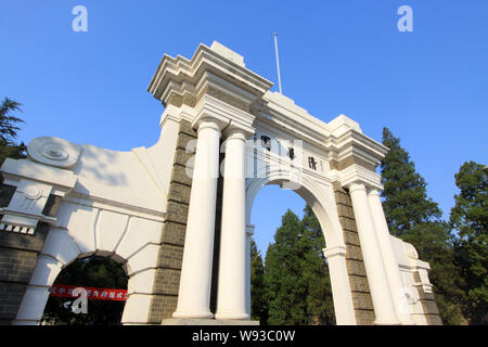 ---- Blick auf die symbolische Zweite Tor von der Tsinghua Universität in Peking, China, 6. Oktober 2011. China Tsinghua Universität, aufgedeckt durch ein americ Stockfoto