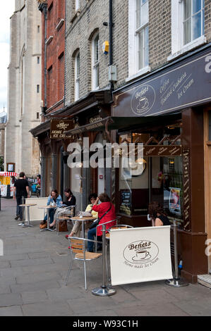 Benets Kaffee Bar, gegenüber King's College, Cambridge, England. Stockfoto