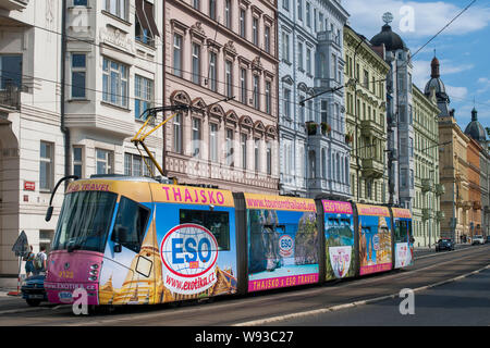 Straßenbahn außerhalb von Gebäuden auf dem rašínovo Nábřeží (rašín Damm) in Prag, Tschechische Republik. Stockfoto