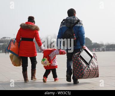 ---- Eine chinesische Paare und ihre einzige Tochter sind auf dem Bild Nanjing Railway Station vor dem Frühlingsfest Urlaub in Nanjing City, East Stockfoto