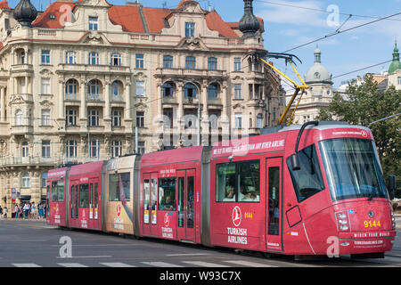 Straßenbahn auf Masarykovo nábřeží in Prag, Tschechische Republik. Stockfoto