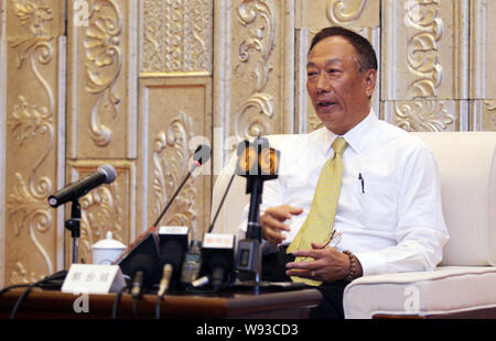--FILE - Terry Gou, Vorstandsvorsitzender der Hon Hai Precision Industry Co., Ltd. und die Foxconn Technology Group, spricht während einer Pressekonferenz in Guiyang, southwe Stockfoto