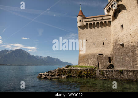 Das Schloss Chillon (Chateau de Chillon) am Genfer See (Lac Leman) und die Französischen Alpen in Speicherkraftwerke Veytaux, Riviera-Pays-d'Enhaut, Waadt, Schweiz. Stockfoto