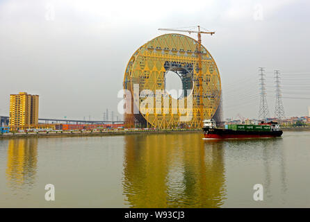 Die Münze-förmige Guangzhou Yuan Tower, buchstäblich Guangzhou runder Turm, ist im Bau am Ufer des Pearl River in Guangzhou City, South C Stockfoto