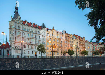 Dämmerung Blick auf Gebäude säumen auf Masarykovo Nábřeží am Ufer der Moldau in Prag, Tschechische Republik. Stockfoto