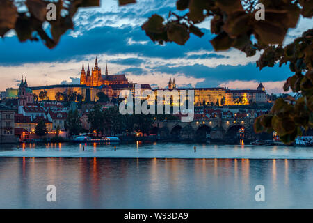 Dämmerung Blick auf die Prager Burg über der Moldau in Prag in der Tschechischen Republik. Stockfoto