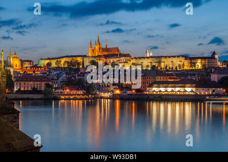 Dämmerung Blick auf die Prager Burg über der Moldau in Prag in der Tschechischen Republik. Stockfoto