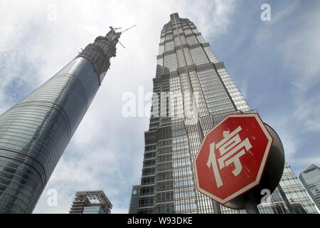 ---- Ein stoppschild vor der Jinmao Tower gesehen, rechts neben dem Überstieg, Shanghai Tower im Bau im Finanzdistrikt Lujiazui Distri Stockfoto