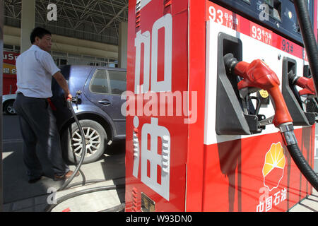 ------ Fahrer tankt sein Auto an einer Tankstelle der CNPC (China National Petroleum Corporation), Muttergesellschaft von PetroChina, in Nantong, China Stockfoto