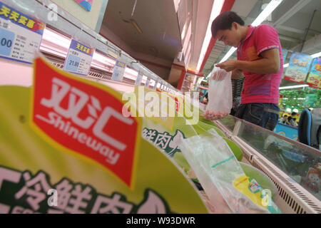 ---- Ein Kunde Geschäfte für frisches Fleisch von shineway Gruppe, auch als shuanghui Gruppe bekannt, in einem Supermarkt in Nantong City, East China Jiangsu provin Stockfoto