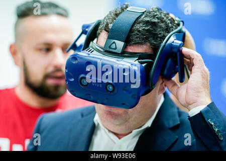 Ludwigshafen, Deutschland. 12 Aug, 2019. Hubertus Heil, Bundesminister für Arbeit und Soziales, ist Sie die Funktionalität von Virtual reality Brillen an der Chemiekonzern BASF. Der Sekretär der Arbeit ist auf einer Sommerreise. Foto: Uwe Anspach/dpa/Alamy leben Nachrichten Stockfoto