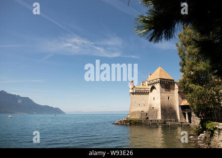 Das Schloss Chillon (Chateau de Chillon) am Genfer See (Lac Leman) und die Französischen Alpen in Speicherkraftwerke Veytaux, Riviera-Pays-d'Enhaut, Waadt, Schweiz. Stockfoto