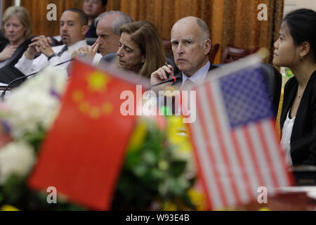 Der kalifornische Gouverneur Jerry Brown, zweite rechts, und seine Frau Anne Braun, Dritte rechts, an einem Meeting teilnehmen, mit Wang Chuanfu, Vorsitzender des BYD, wie Sie visi Stockfoto