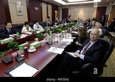 Der kalifornische Gouverneur Jerry Brown, rechts, und seine Frau Anne Braun, zweite rechts, an einem Meeting teilnehmen, mit Wang Chuanfu, Links, Vorsitzender des BYD, wie Sie visi Stockfoto