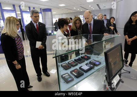 Der kalifornische Gouverneur Jerry Brown, der zweite rechts, und seine Frau Anne Braun, vorderen Drittel rechts finden Sie den Hauptsitz von BYD in Shenzhen City, South Stockfoto