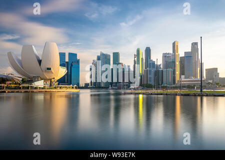Singapur, Singapur - Juni 8, 2019: Skyline von Singapur von der Marina Bay Stockfoto