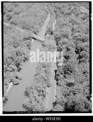 Luftaufnahme der KETTENBRÜCKE und CandO CANAL nach Nordwesten. - George Washington Memorial Parkway, entlang der Potomac River von McLean nach Mount Vernon, VA, Mount Vernon, Fairfax County, VA Ansicht der Chain Brücke über den Chesapeake und Ohio Canal in Washington, D.C. Canal Road in die untere Hälfte des Fotos zu sehen ist. Jenseits der Brücke Interchange, im oberen Teil des Fotos, ist der Clara Barton Parkway in Maryland. Hinweis: Die George Washington Memorial Parkway Etikettierung in dieser Fotoserie ist für Bibliothek des Kongresses Katalogisierung zur Verfügung gestellt, aber das Photo zeigt Washingto Stockfoto