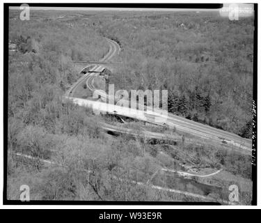 Luftaufnahme von CABIN JOHN PARKWAY UND CLARA BARTON PARKWAY INTERCHANGE MIT HISTORISCHEN CABIN JOHN BRIDGE IM HINTERGRUND. - George Washington Memorial Parkway, entlang der Potomac River von McLean nach Mount Vernon, VA, Mount Vernon, Fairfax County, VA Luftaufnahme von Cabin John Parkway, Clara Barton Parkway und Union Bogenbrücke (auch als Cabin John Bridge) in Cabin John, Maryland. Der Chesapeake und Ohio Canal ist im unteren Teil des Fotos gesehen. Stockfoto